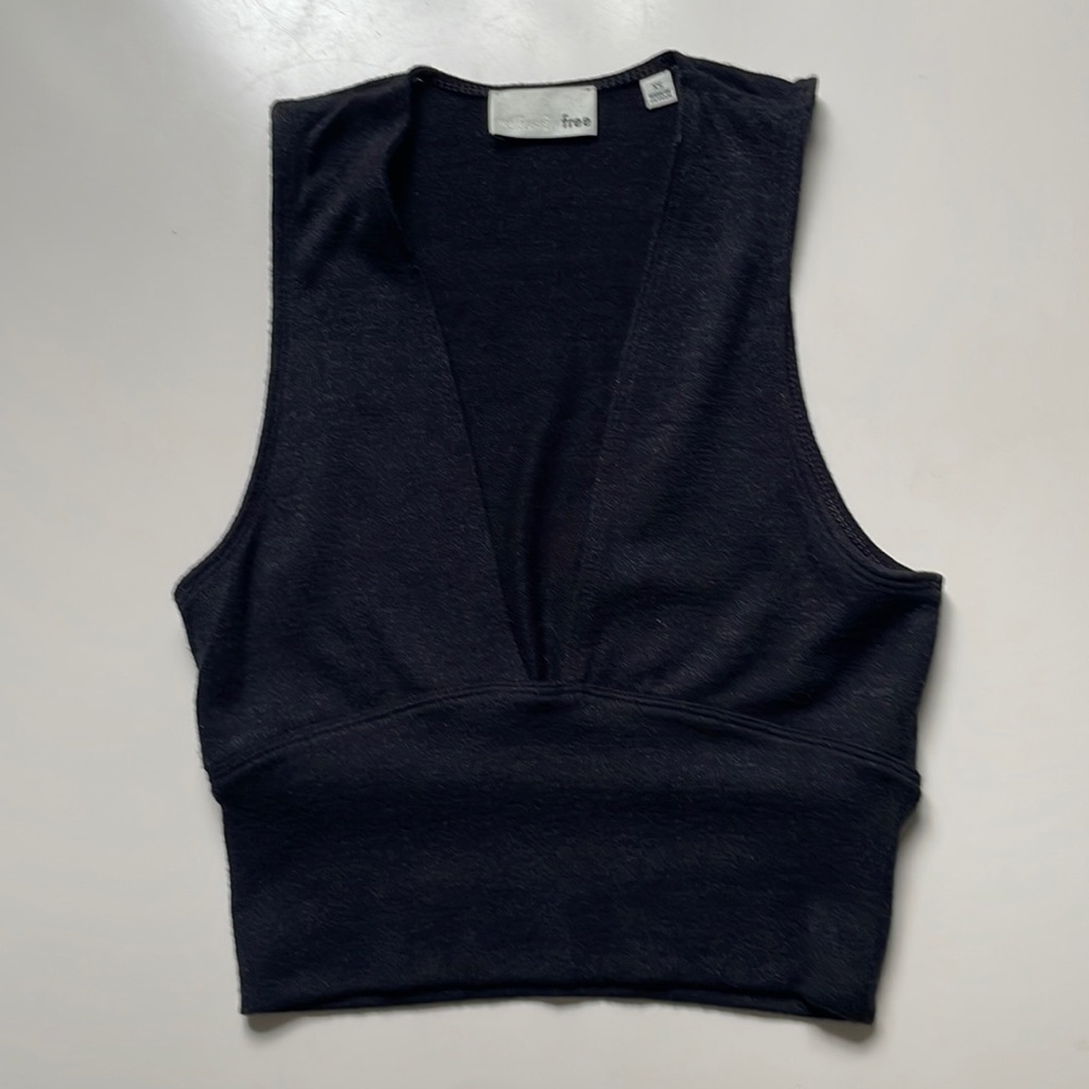 Aritzia Wilfred black v neck crop top